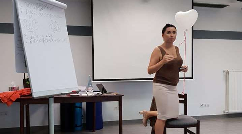 Как Кобилкина учи жените да искат „ефективно пари от мъжа“