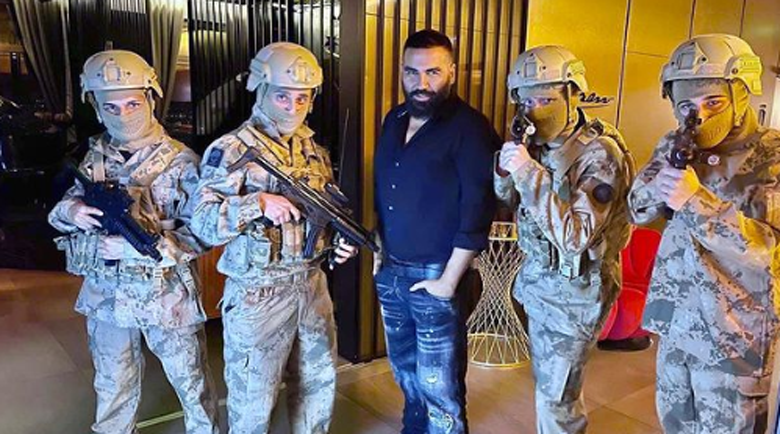Военни наобиколиха Азис, какво прави с тях?