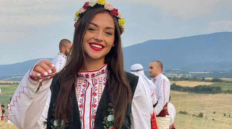 Хубавица от „Игри на волята“ показа как бърка лютеница