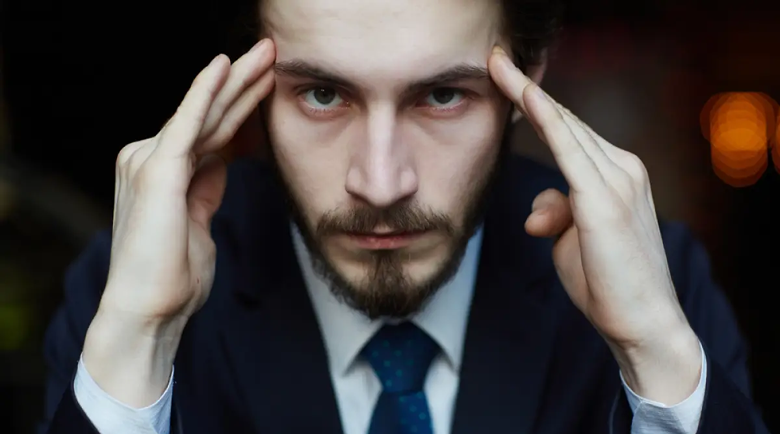 Чипиран от Мъск парализиран мъж управлява изкуствена ръка
